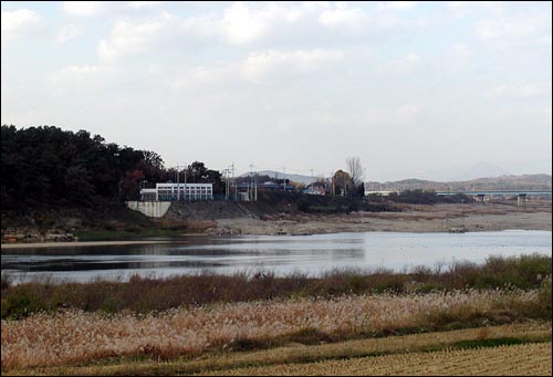 남한강 여주취수장-한강, 낙동강은 남한 인구의 절반 이상의 생명줄로서 강을 따라 취수장과 정수장이 있어 경부운하가 건설될 경우 상수원으로서의 역할은 큰 위협을 받게 된다.